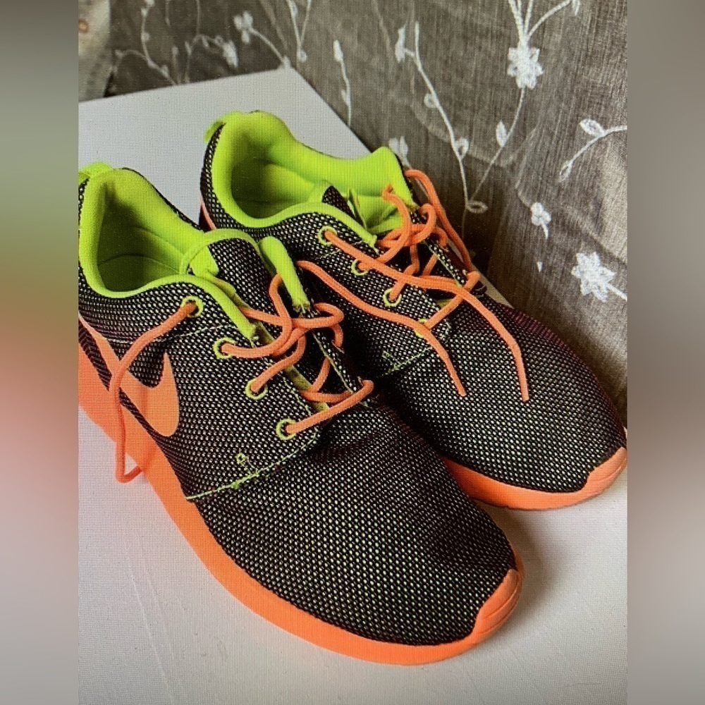 Nike Womens Running Sneaker’s Shoes Black green pink size 9